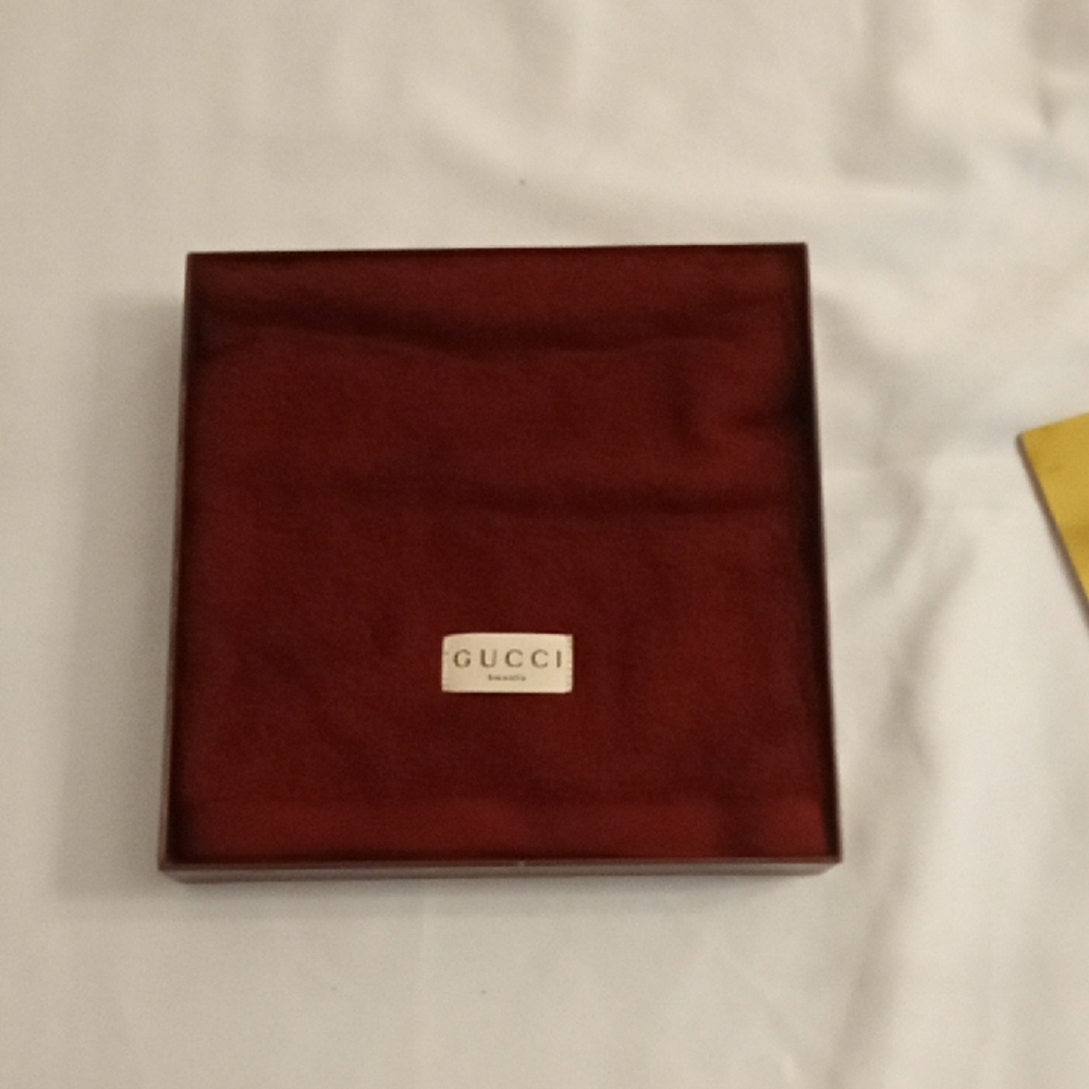 Gucci Burgundy hand Towel Authentic - Picture 3 of 4